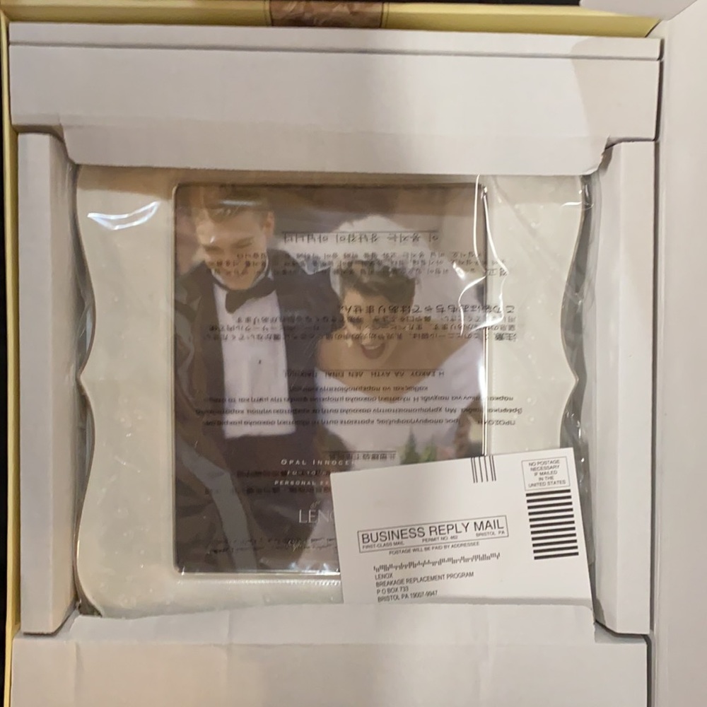 Lenox Opal Innocence 8 x 10 Frame. Never used.